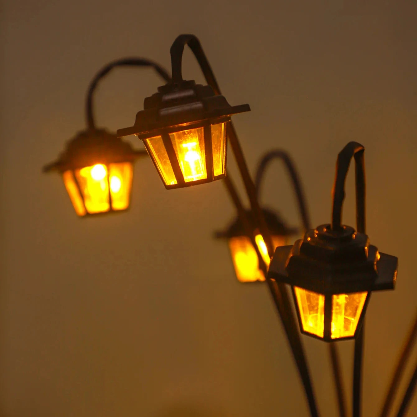 Retro Solar Garden Lamp – Vintage Lantern Outdoor Decorative Light