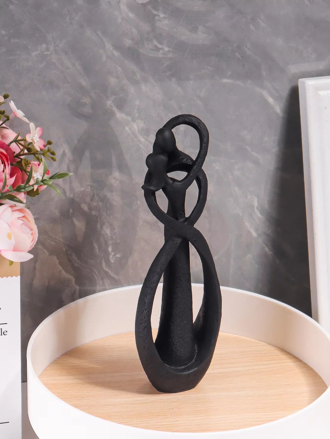 Embracing Couple Sculpture – Romantic Resin Art for Home Decor & Gift