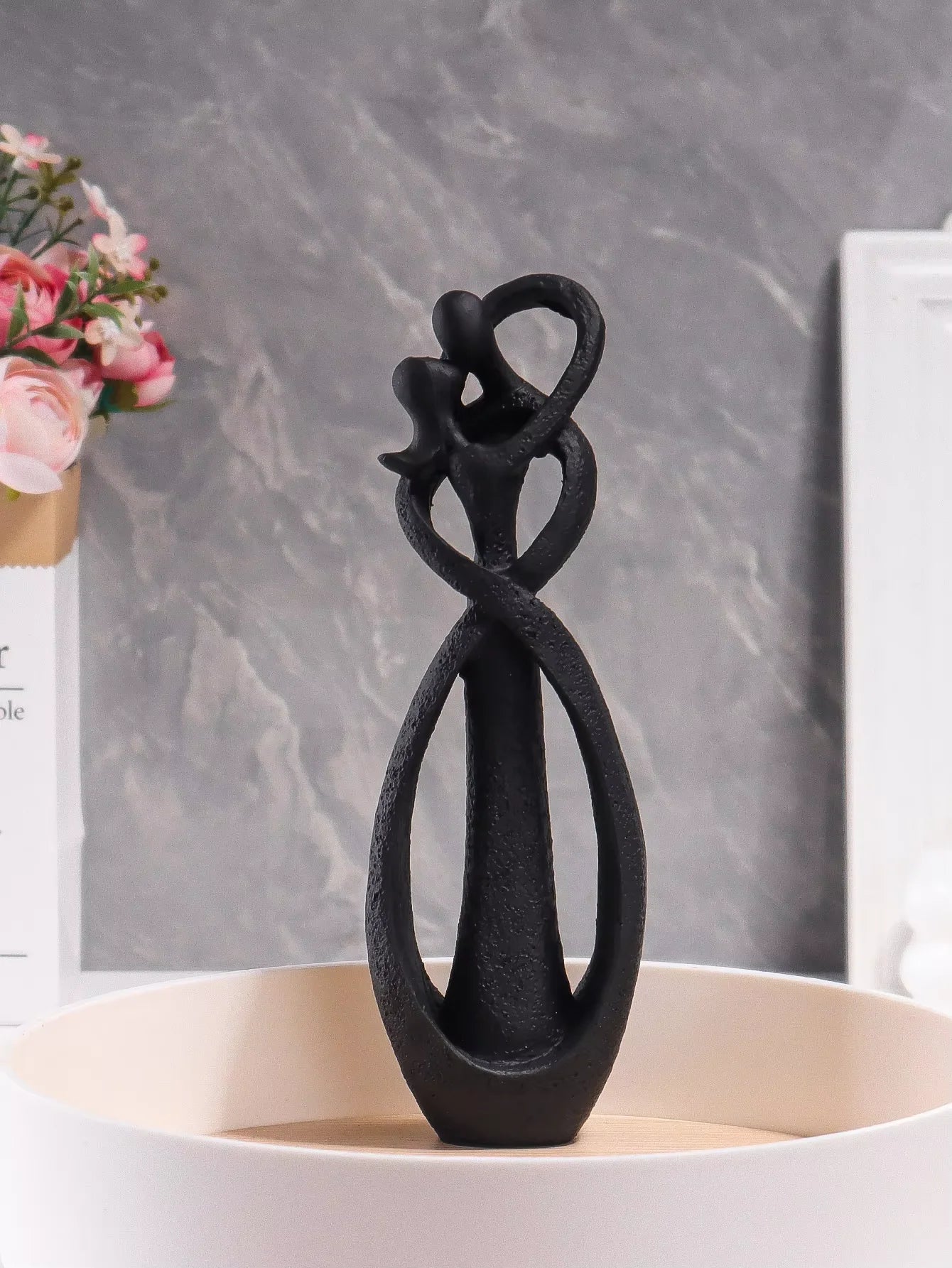 Embracing Couple Sculpture – Romantic Resin Art for Home Decor & Gift